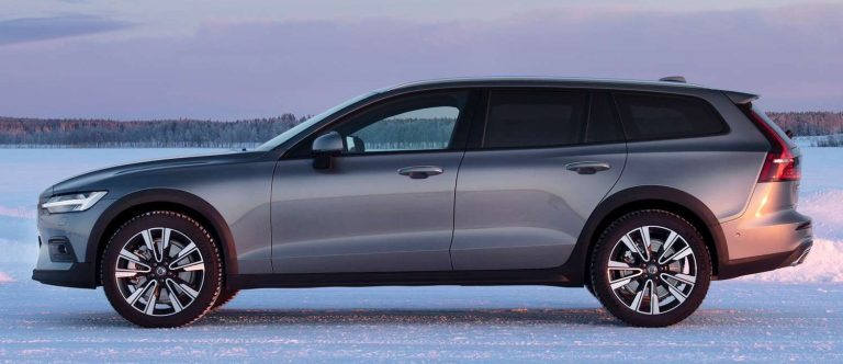 Confort & élégance pour vos voyages avec Classe-Affaires VTC Chamonix Voiture de tourisme grise sur un terrain enneigé, vue de profil.