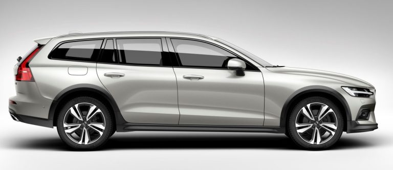 Chauffeur Privé Classe-Affaires Mobilité en Haute-Savoie, Chamonix, Megève, Annecy et Genève en Suisse Voiture de tourisme grise sur un terrain enneigé, vue de profil.